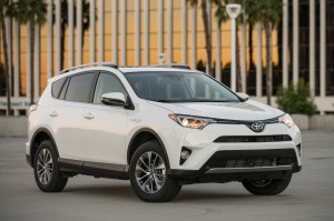 2016-Toyota-Rav4-Hybrid-XLE-front-three-quarter-01